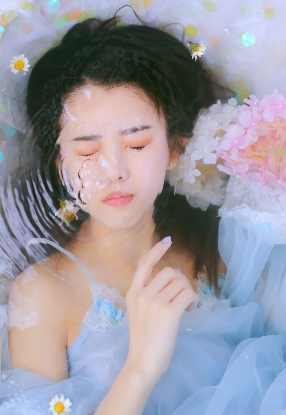 貌美肤白少女蓝色小仙女蕾丝裙浴缸水中湿身性感写真